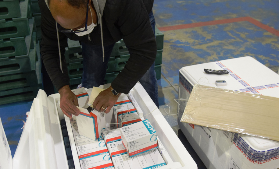 Chegaram ao Paraná, na noite desta segunda-feira (18), 374.100 novas doses do imunizante Covishield, produzido na parceria entre Universidade de Oxford, AstraZeneca e Fundação Oswaldo Cruz (Fiocruz).  -  Curitiba, 17/05/2021  -  Foto: Américo Antonio/SESA