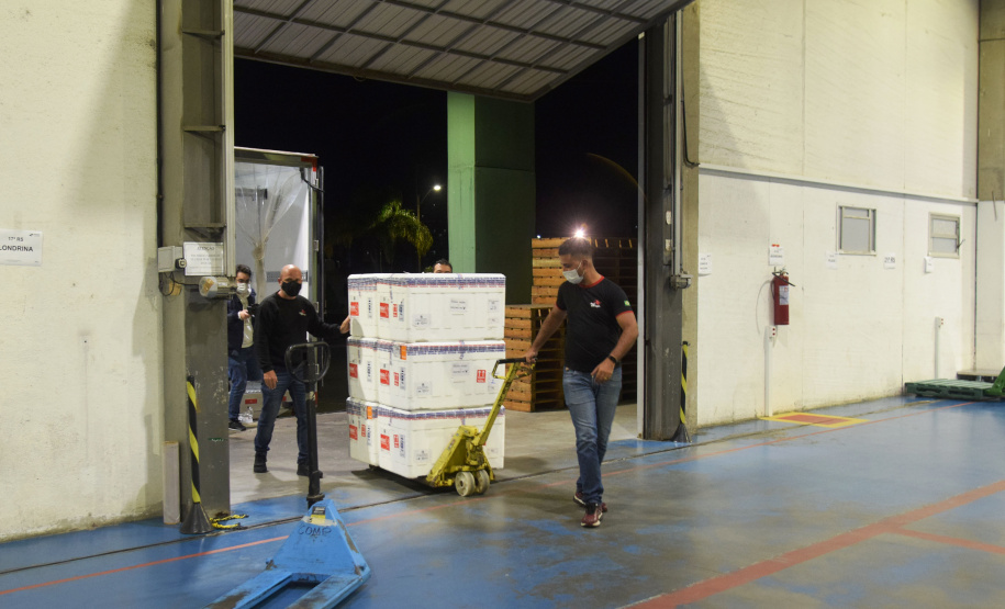 Chegaram ao Paraná, na noite desta segunda-feira (18), 374.100 novas doses do imunizante Covishield, produzido na parceria entre Universidade de Oxford, AstraZeneca e Fundação Oswaldo Cruz (Fiocruz).  -  Curitiba, 17/05/2021  -  Foto: Américo Antonio/SESA