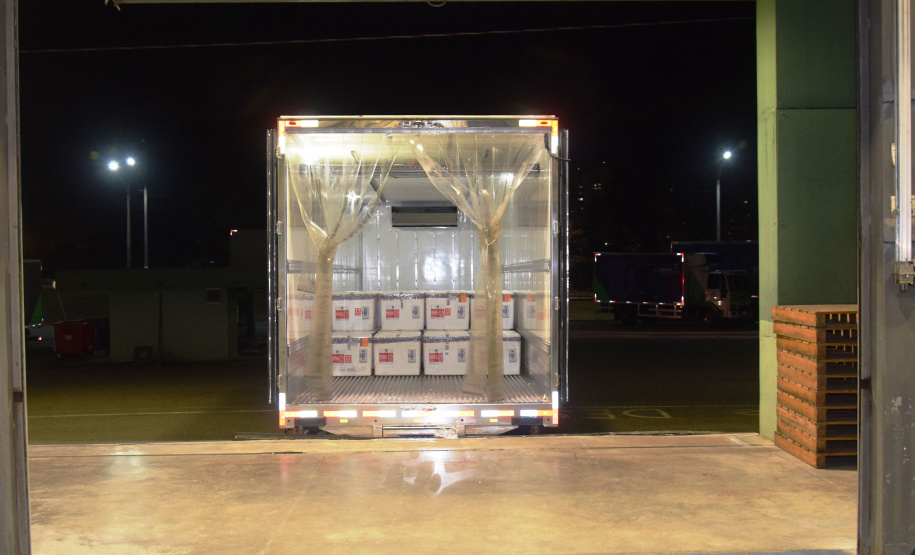 Chegaram ao Paraná, na noite desta segunda-feira (18), 374.100 novas doses do imunizante Covishield, produzido na parceria entre Universidade de Oxford, AstraZeneca e Fundação Oswaldo Cruz (Fiocruz).  -  Curitiba, 17/05/2021  -  Foto: Américo Antonio/SESA