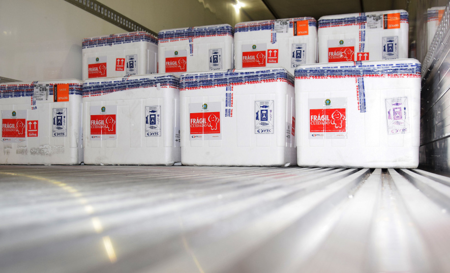 Chegaram ao Paraná, na noite desta segunda-feira (18), 374.100 novas doses do imunizante Covishield, produzido na parceria entre Universidade de Oxford, AstraZeneca e Fundação Oswaldo Cruz (Fiocruz).  -  Curitiba, 17/05/2021  -  Foto: Américo Antonio/SESA