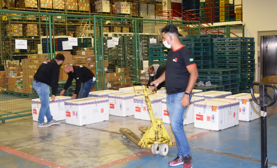 Chegaram ao Paraná, na noite desta segunda-feira (18), 374.100 novas doses do imunizante Covishield, produzido na parceria entre Universidade de Oxford, AstraZeneca e Fundação Oswaldo Cruz (Fiocruz).  -  Curitiba, 17/05/2021  -  Foto: Américo Antonio/SESA