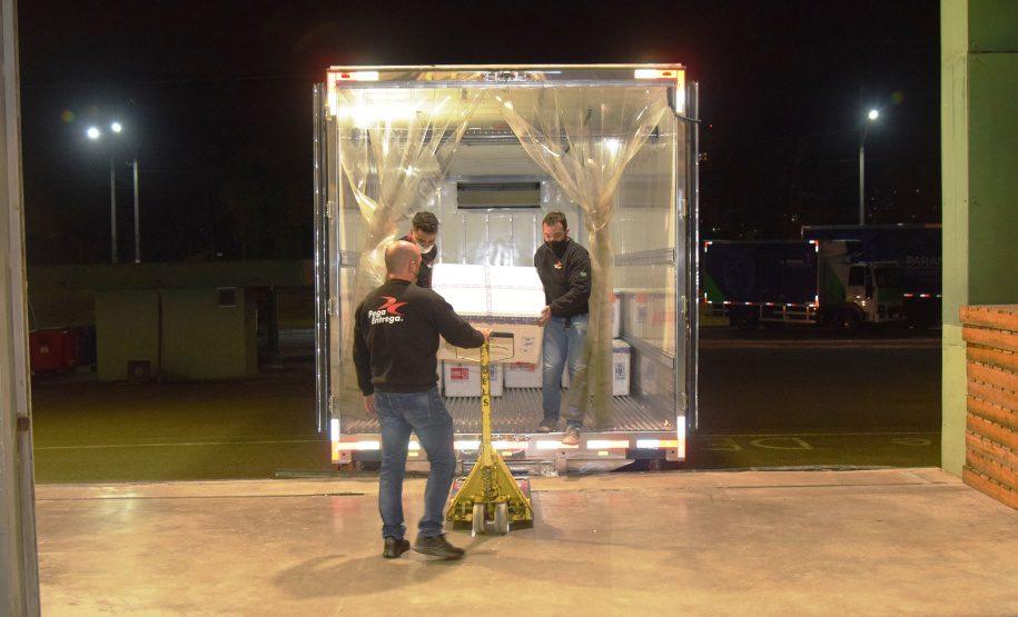 Chegaram ao Paraná, na noite desta segunda-feira (18), 374.100 novas doses do imunizante Covishield, produzido na parceria entre Universidade de Oxford, AstraZeneca e Fundação Oswaldo Cruz (Fiocruz).  -  Curitiba, 17/05/2021  -  Foto: Américo Antonio/SESA