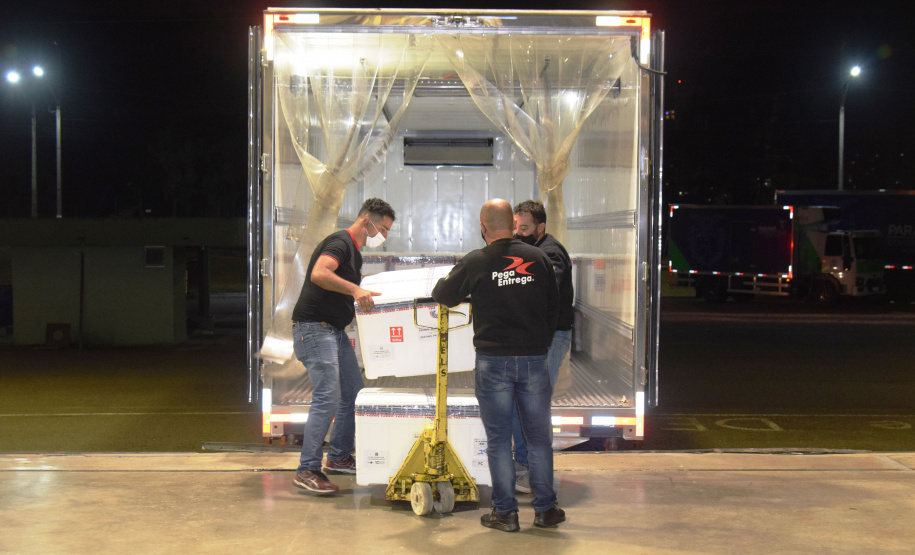Chegaram ao Paraná, na noite desta segunda-feira (18), 374.100 novas doses do imunizante Covishield, produzido na parceria entre Universidade de Oxford, AstraZeneca e Fundação Oswaldo Cruz (Fiocruz).  -  Curitiba, 17/05/2021  -  Foto: Américo Antonio/SESA