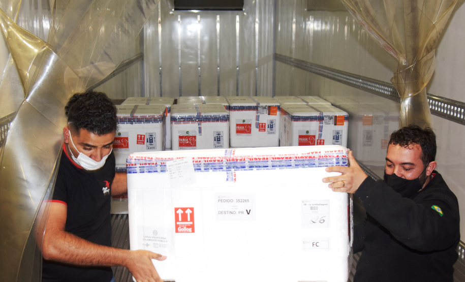 Chegaram ao Paraná, na noite desta segunda-feira (18), 374.100 novas doses do imunizante Covishield, produzido na parceria entre Universidade de Oxford, AstraZeneca e Fundação Oswaldo Cruz (Fiocruz).  -  Curitiba, 17/05/2021  -  Foto: Américo Antonio/SESA