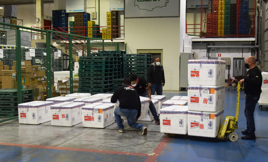 Chegaram ao Paraná, na noite desta segunda-feira (18), 374.100 novas doses do imunizante Covishield, produzido na parceria entre Universidade de Oxford, AstraZeneca e Fundação Oswaldo Cruz (Fiocruz).  -  Curitiba, 17/05/2021  -  Foto: Américo Antonio/SESA