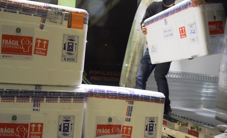 Chegaram ao Paraná, na noite desta segunda-feira (18), 374.100 novas doses do imunizante Covishield, produzido na parceria entre Universidade de Oxford, AstraZeneca e Fundação Oswaldo Cruz (Fiocruz).  -  Curitiba, 17/05/2021  -  Foto: Américo Antonio/SESA