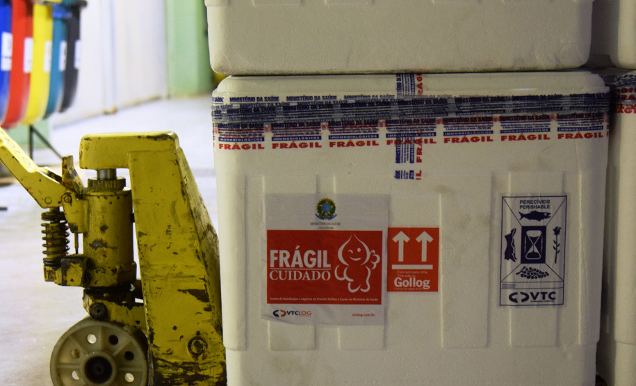 Chegaram ao Paraná, na noite desta segunda-feira (18), 374.100 novas doses do imunizante Covishield, produzido na parceria entre Universidade de Oxford, AstraZeneca e Fundação Oswaldo Cruz (Fiocruz).  -  Curitiba, 17/05/2021  -  Foto: Américo Antonio/SESA