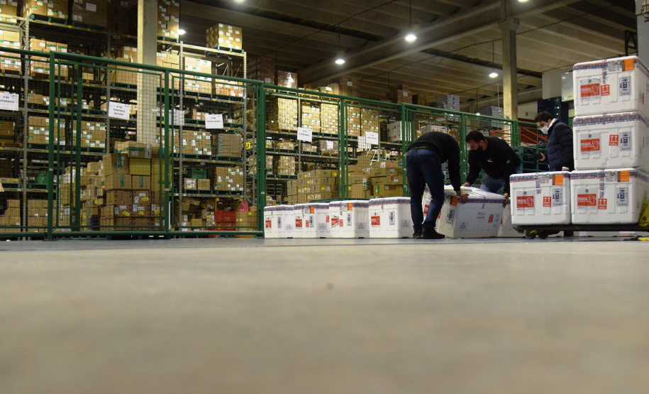 Chegaram ao Paraná, na noite desta segunda-feira (18), 374.100 novas doses do imunizante Covishield, produzido na parceria entre Universidade de Oxford, AstraZeneca e Fundação Oswaldo Cruz (Fiocruz).  -  Curitiba, 17/05/2021  -  Foto: Américo Antonio/SESA