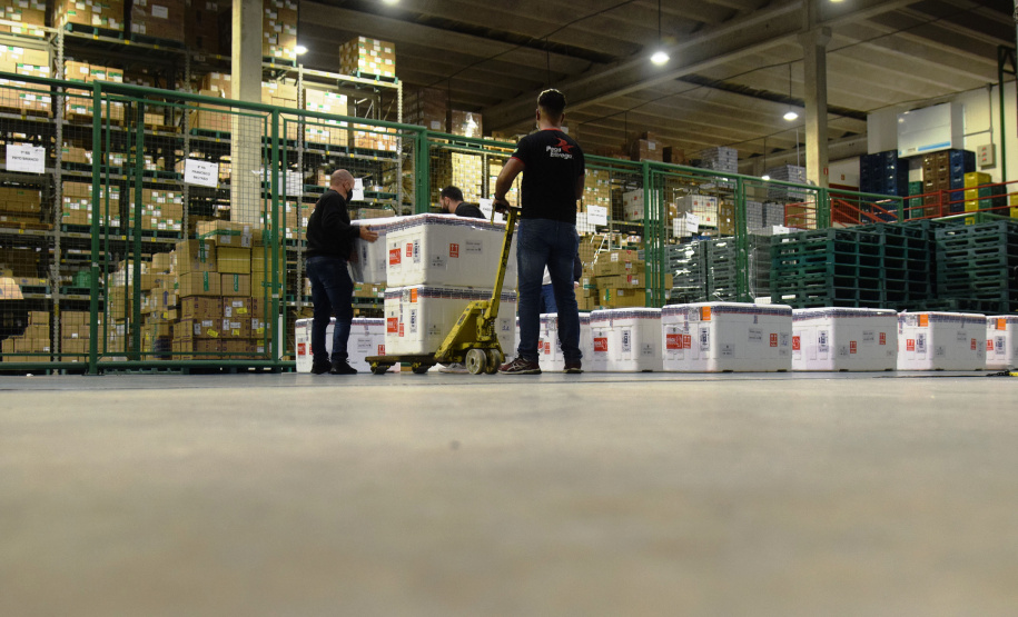 Chegaram ao Paraná, na noite desta segunda-feira (18), 374.100 novas doses do imunizante Covishield, produzido na parceria entre Universidade de Oxford, AstraZeneca e Fundação Oswaldo Cruz (Fiocruz).  -  Curitiba, 17/05/2021  -  Foto: Américo Antonio/SESA