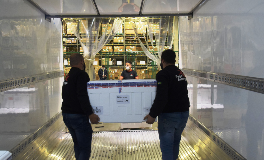 Chegaram ao Paraná, na noite desta segunda-feira (18), 374.100 novas doses do imunizante Covishield, produzido na parceria entre Universidade de Oxford, AstraZeneca e Fundação Oswaldo Cruz (Fiocruz).  -  Curitiba, 17/05/2021  -  Foto: Américo Antonio/SESA