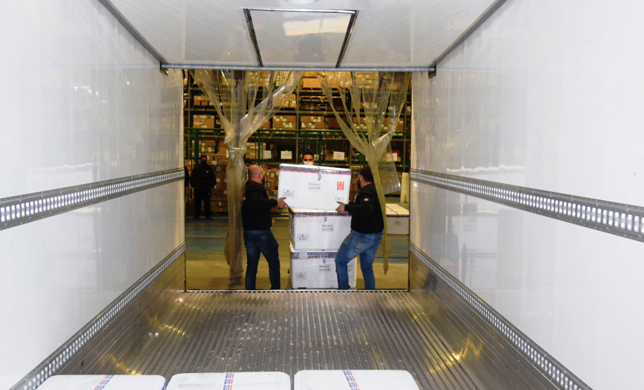 Chegaram ao Paraná, na noite desta segunda-feira (18), 374.100 novas doses do imunizante Covishield, produzido na parceria entre Universidade de Oxford, AstraZeneca e Fundação Oswaldo Cruz (Fiocruz).  -  Curitiba, 17/05/2021  -  Foto: Américo Antonio/SESA