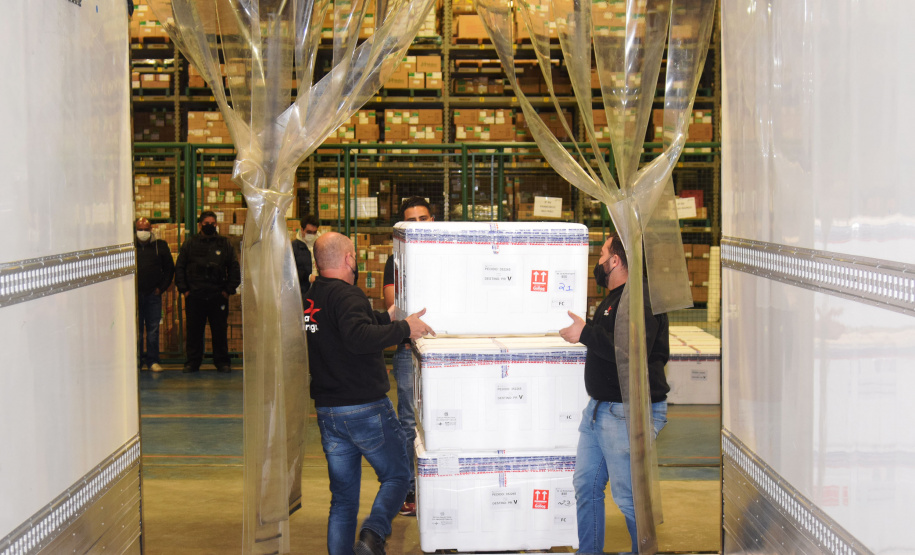 Chegaram ao Paraná, na noite desta segunda-feira (18), 374.100 novas doses do imunizante Covishield, produzido na parceria entre Universidade de Oxford, AstraZeneca e Fundação Oswaldo Cruz (Fiocruz).  -  Curitiba, 17/05/2021  -  Foto: Américo Antonio/SESA