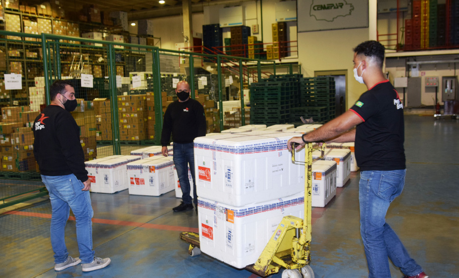 Chegaram ao Paraná, na noite desta segunda-feira (18), 374.100 novas doses do imunizante Covishield, produzido na parceria entre Universidade de Oxford, AstraZeneca e Fundação Oswaldo Cruz (Fiocruz).  -  Curitiba, 17/05/2021  -  Foto: Américo Antonio/SESA