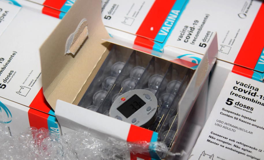 Chegaram ao Paraná, na noite desta segunda-feira (18), 374.100 novas doses do imunizante Covishield, produzido na parceria entre Universidade de Oxford, AstraZeneca e Fundação Oswaldo Cruz (Fiocruz).  -  Curitiba, 17/05/2021  -  Foto: Américo Antonio/SESA