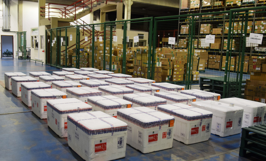 Chegaram ao Paraná, na noite desta segunda-feira (18), 374.100 novas doses do imunizante Covishield, produzido na parceria entre Universidade de Oxford, AstraZeneca e Fundação Oswaldo Cruz (Fiocruz).  -  Curitiba, 17/05/2021  -  Foto: Américo Antonio/SESA