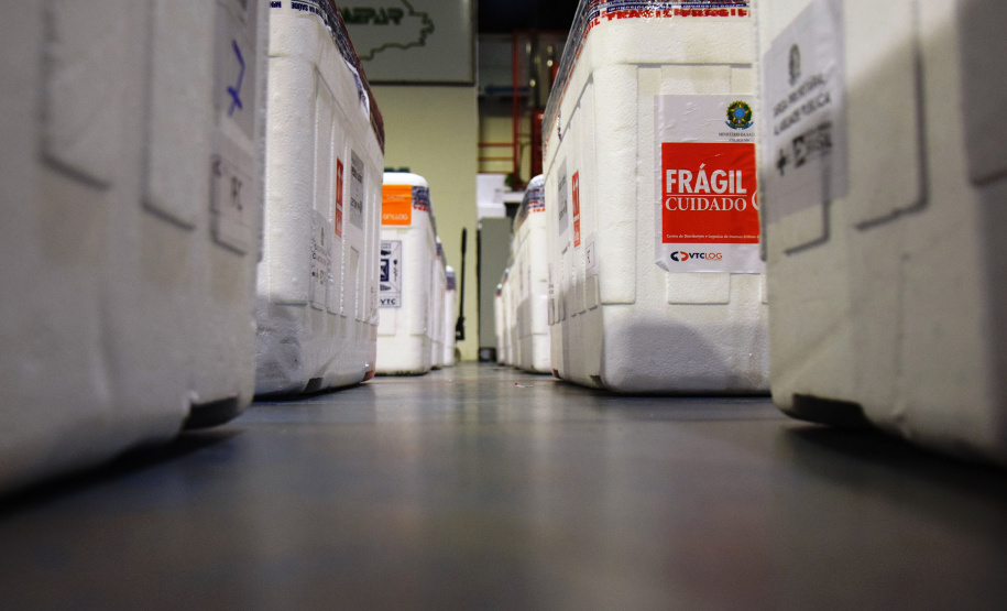 Chegaram ao Paraná, na noite desta segunda-feira (18), 374.100 novas doses do imunizante Covishield, produzido na parceria entre Universidade de Oxford, AstraZeneca e Fundação Oswaldo Cruz (Fiocruz).  -  Curitiba, 17/05/2021  -  Foto: Américo Antonio/SESA