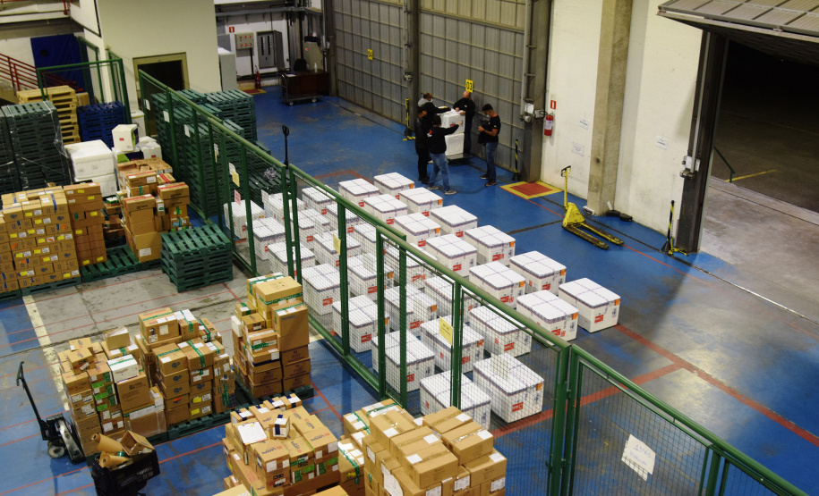 Chegaram ao Paraná, na noite desta segunda-feira (18), 374.100 novas doses do imunizante Covishield, produzido na parceria entre Universidade de Oxford, AstraZeneca e Fundação Oswaldo Cruz (Fiocruz).  -  Curitiba, 17/05/2021  -  Foto: Américo Antonio/SESA