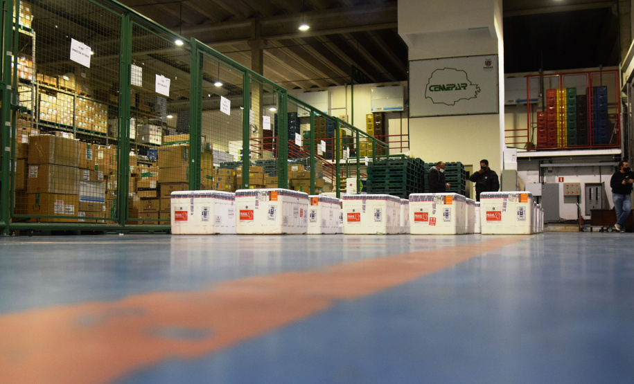 Chegaram ao Paraná, na noite desta segunda-feira (18), 374.100 novas doses do imunizante Covishield, produzido na parceria entre Universidade de Oxford, AstraZeneca e Fundação Oswaldo Cruz (Fiocruz).  -  Curitiba, 17/05/2021  -  Foto: Américo Antonio/SESA