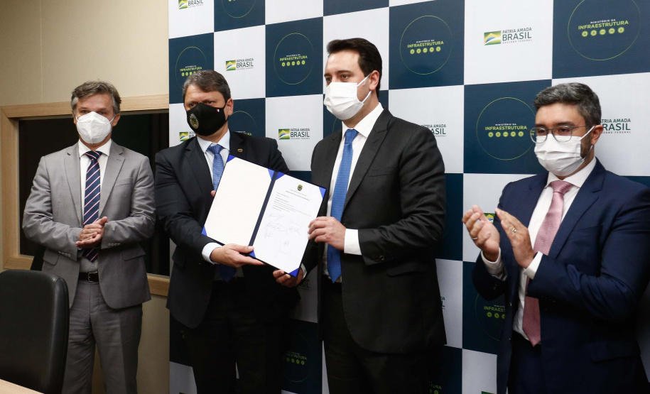 O governador Carlos Massa Ratinho Junior assinou nesta terça-feira (18), em Brasília (DF), ao lado do ministro da Infraestrutura, Tarcísio Gomes de Freitas, o contrato de concessão da área destinada à movimentação de veículos no Porto de Paranaguá.  Foto: Jonathan Campos/AEN