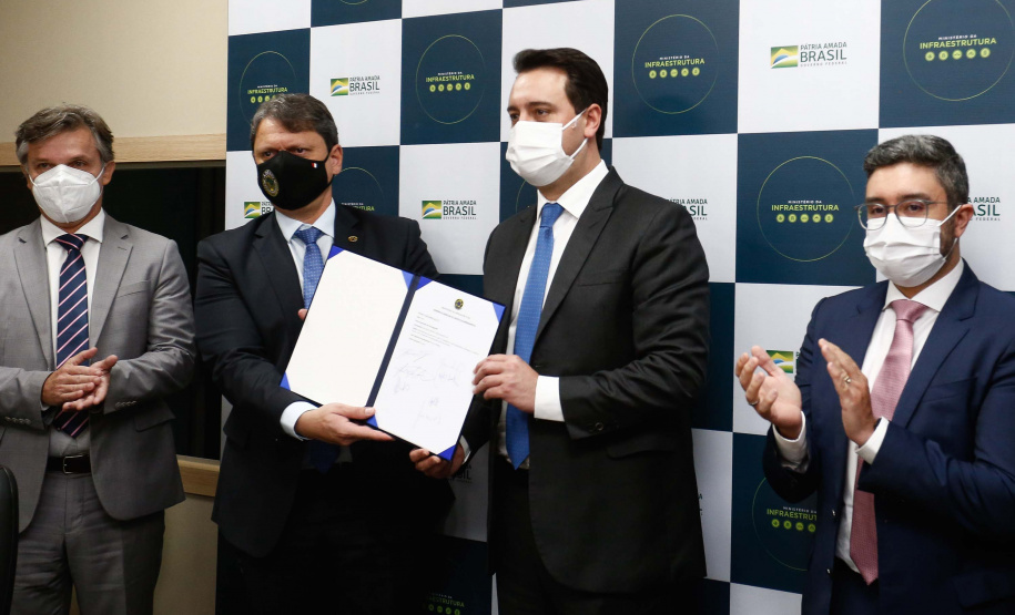 O governador Carlos Massa Ratinho Junior assinou nesta terça-feira (18), em Brasília (DF), ao lado do ministro da Infraestrutura, Tarcísio Gomes de Freitas, o contrato de concessão da área destinada à movimentação de veículos no Porto de Paranaguá.  Foto: Jonathan Campos/AEN