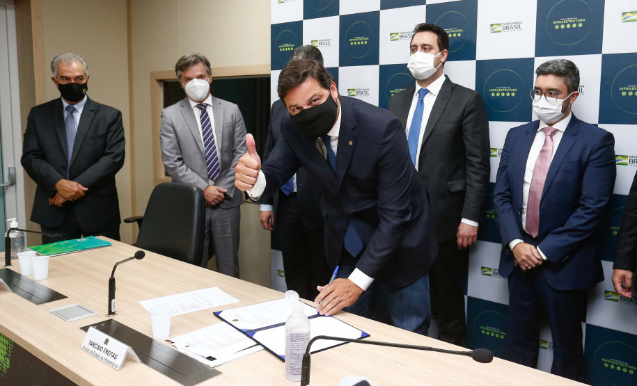 O governador Carlos Massa Ratinho Junior assinou nesta terça-feira (18), em Brasília (DF), ao lado do ministro da Infraestrutura, Tarcísio Gomes de Freitas, o contrato de concessão da área destinada à movimentação de veículos no Porto de Paranaguá.  Foto: Jonathan Campos/AEN