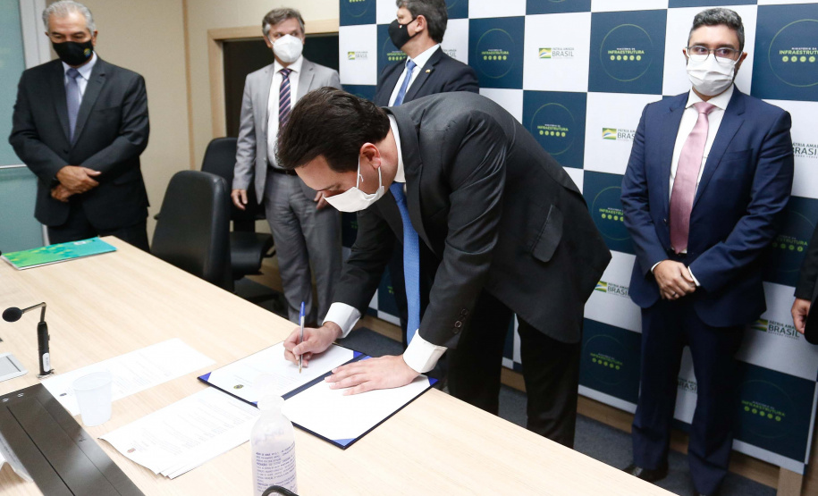 O governador Carlos Massa Ratinho Junior assinou nesta terça-feira (18), em Brasília (DF), ao lado do ministro da Infraestrutura, Tarcísio Gomes de Freitas, o contrato de concessão da área destinada à movimentação de veículos no Porto de Paranaguá.  Foto: Jonathan Campos/AEN