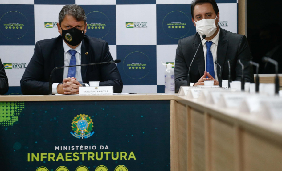 O governador Carlos Massa Ratinho Junior assinou nesta terça-feira (18), em Brasília (DF), ao lado do ministro da Infraestrutura, Tarcísio Gomes de Freitas, o contrato de concessão da área destinada à movimentação de veículos no Porto de Paranaguá.  Foto: Jonathan Campos/AEN