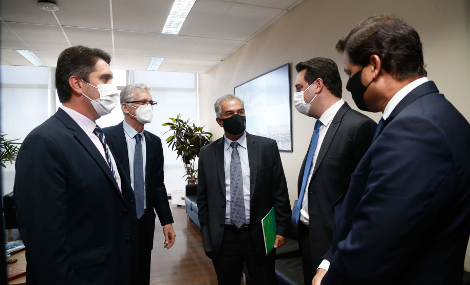 O governador Carlos Massa Ratinho Junior assinou nesta terça-feira (18), em Brasília (DF), ao lado do ministro da Infraestrutura, Tarcísio Gomes de Freitas, o contrato de concessão da área destinada à movimentação de veículos no Porto de Paranaguá.  Foto: Jonathan Campos/AEN