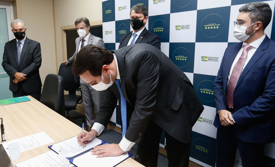 O governador Carlos Massa Ratinho Junior assinou nesta terça-feira (18), em Brasília (DF), ao lado do ministro da Infraestrutura, Tarcísio Gomes de Freitas, o contrato de concessão da área destinada à movimentação de veículos no Porto de Paranaguá.  Foto: Jonathan Campos/AEN