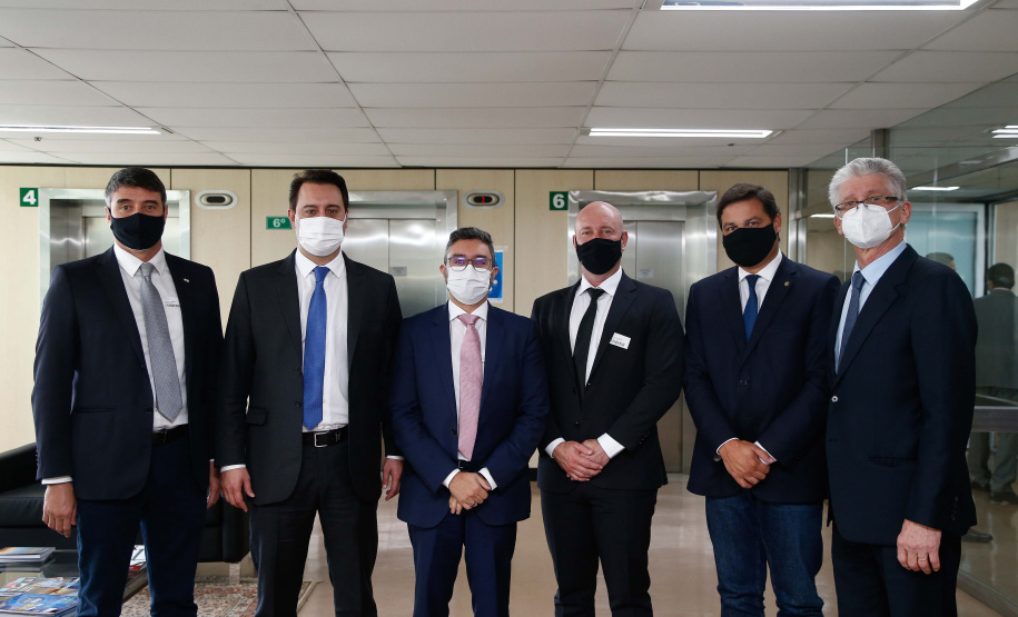 O governador Carlos Massa Ratinho Junior assinou nesta terça-feira (18), em Brasília (DF), ao lado do ministro da Infraestrutura, Tarcísio Gomes de Freitas, o contrato de concessão da área destinada à movimentação de veículos no Porto de Paranaguá.  Foto: Jonathan Campos/AEN