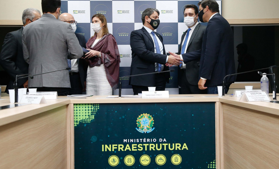 O governador Carlos Massa Ratinho Junior e uma equipe do Grupo de Trabalho do Plano Estadual Ferroviário apresentaram nesta terça-feira (18) ao ministro da Infraestrutura, Tarcísio Gomes de Freitas, os estudos preliminares da Nova Ferroeste. Foto: Jonathan Campos/AEN