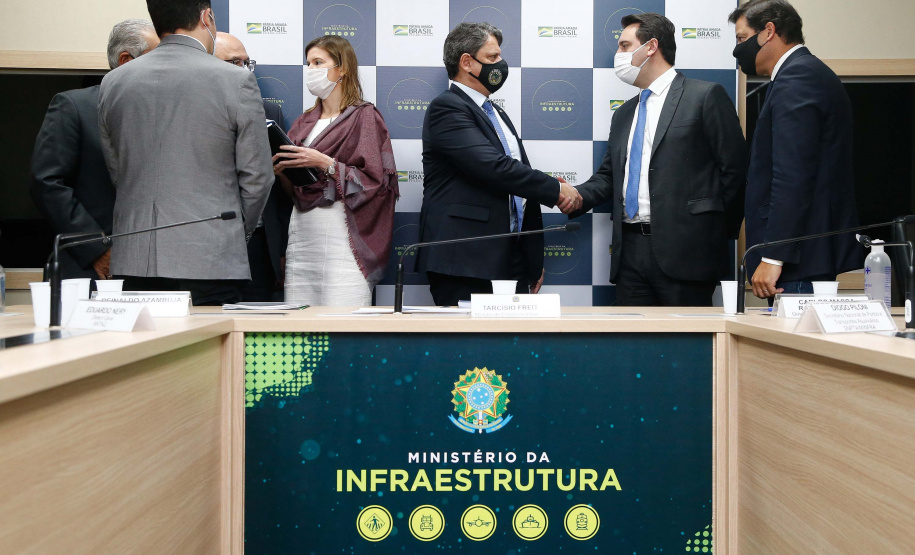 O governador Carlos Massa Ratinho Junior e uma equipe do Grupo de Trabalho do Plano Estadual Ferroviário apresentaram nesta terça-feira (18) ao ministro da Infraestrutura, Tarcísio Gomes de Freitas, os estudos preliminares da Nova Ferroeste. Foto: Jonathan Campos/AEN