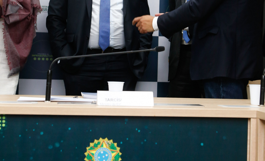 O governador Carlos Massa Ratinho Junior e uma equipe do Grupo de Trabalho do Plano Estadual Ferroviário apresentaram nesta terça-feira (18) ao ministro da Infraestrutura, Tarcísio Gomes de Freitas, os estudos preliminares da Nova Ferroeste. Foto: Jonathan Campos/AEN