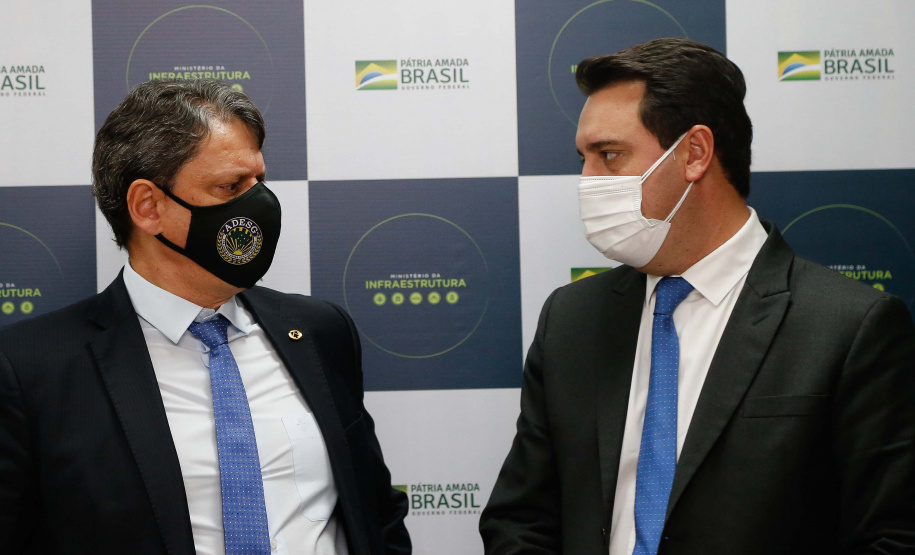 O governador Carlos Massa Ratinho Junior e uma equipe do Grupo de Trabalho do Plano Estadual Ferroviário apresentaram nesta terça-feira (18) ao ministro da Infraestrutura, Tarcísio Gomes de Freitas, os estudos preliminares da Nova Ferroeste. Foto: Jonathan Campos/AEN