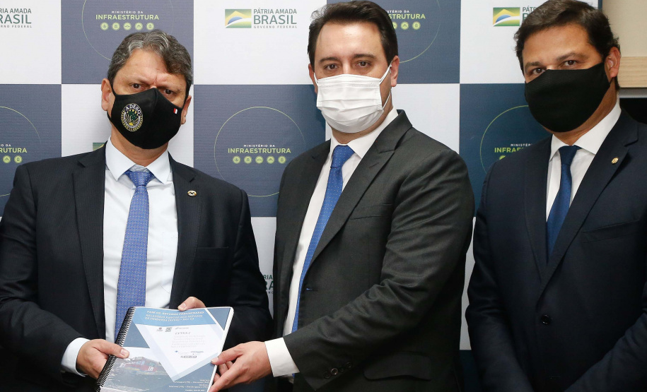 O governador Carlos Massa Ratinho Junior e uma equipe do Grupo de Trabalho do Plano Estadual Ferroviário apresentaram nesta terça-feira (18) ao ministro da Infraestrutura, Tarcísio Gomes de Freitas, os estudos preliminares da Nova Ferroeste. Foto: Jonathan Campos/AEN