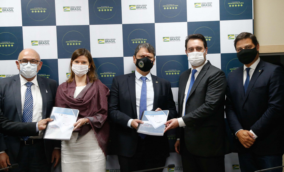 O governador Carlos Massa Ratinho Junior e uma equipe do Grupo de Trabalho do Plano Estadual Ferroviário apresentaram nesta terça-feira (18) ao ministro da Infraestrutura, Tarcísio Gomes de Freitas, os estudos preliminares da Nova Ferroeste. Foto: Jonathan Campos/AEN