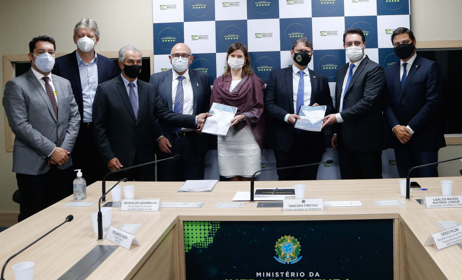 O governador Carlos Massa Ratinho Junior e uma equipe do Grupo de Trabalho do Plano Estadual Ferroviário apresentaram nesta terça-feira (18) ao ministro da Infraestrutura, Tarcísio Gomes de Freitas, os estudos preliminares da Nova Ferroeste. Foto: Jonathan Campos/AEN