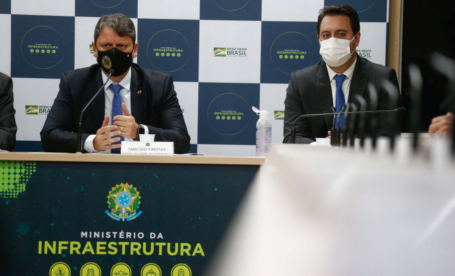 O governador Carlos Massa Ratinho Junior defendeu nesta semana, em reuniões com o presidente Jair Bolsonaro e com o ministro da Infraestrutura, Tarcísio Gomes de Freitas, a necessidade da implementação de um modelo de pedágio que respeite o anseio da sociedade paranaense pela menor tarifa, sem outorga. Foto: Jonathan Campos/AEN