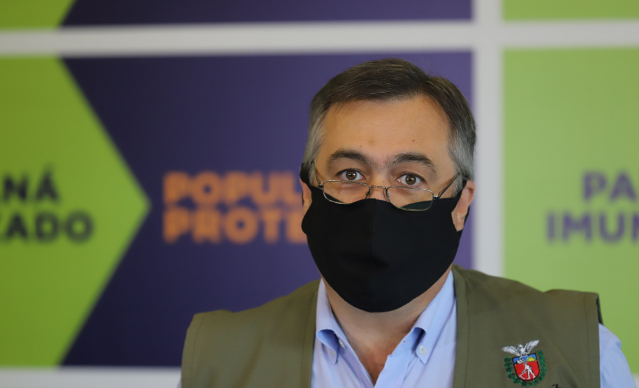 Coletiva Cemepar O secretário de Estado da Saúde, Beto Preto, atende a imprensa nesta terça-feira (18) no Centro de Medicamentos do Paraná (Cemepar) para falar sobre a vacinação contra a Covid-19. Foto: Geraldo Bubniak/AEN