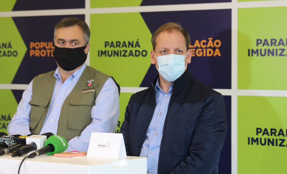 Coletiva Cemepar O secretário de Estado da Saúde, Beto Preto, atende a imprensa nesta terça-feira (18) no Centro de Medicamentos do Paraná (Cemepar) para falar sobre a vacinação contra a Covid-19. Na foto o diretor geral, Nestor Werner.Foto: Geraldo Bubniak/AEN