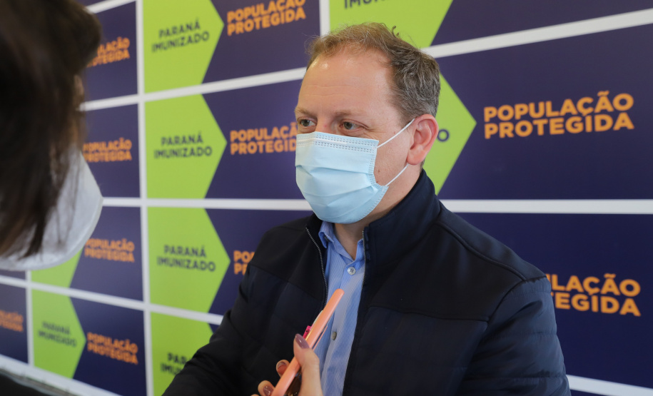 Coletiva Cemepar O secretário de Estado da Saúde, Beto Preto, atende a imprensa nesta terça-feira (18) no Centro de Medicamentos do Paraná (Cemepar) para falar sobre a vacinação contra a Covid-19. Na foto o diretor geral, Nestor Werner.Foto: Geraldo Bubniak/AEN