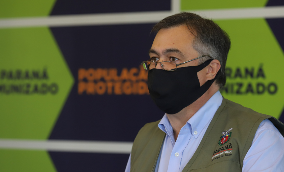 Coletiva Cemepar O secretário de Estado da Saúde, Beto Preto, atende a imprensa nesta terça-feira (18) no Centro de Medicamentos do Paraná (Cemepar) para falar sobre a vacinação contra a Covid-19. Foto: Geraldo Bubniak/AEN