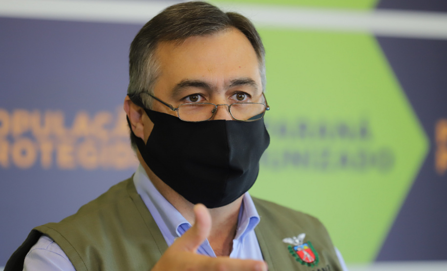 Coletiva Cemepar O secretário de Estado da Saúde, Beto Preto, atende a imprensa nesta terça-feira (18) no Centro de Medicamentos do Paraná (Cemepar) para falar sobre a vacinação contra a Covid-19. Foto: Geraldo Bubniak/AEN