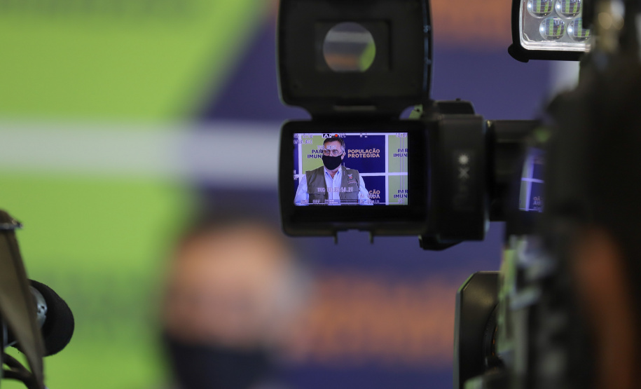 Coletiva Cemepar O secretário de Estado da Saúde, Beto Preto, atende a imprensa nesta terça-feira (18) no Centro de Medicamentos do Paraná (Cemepar) para falar sobre a vacinação contra a Covid-19. Foto: Geraldo Bubniak/AEN