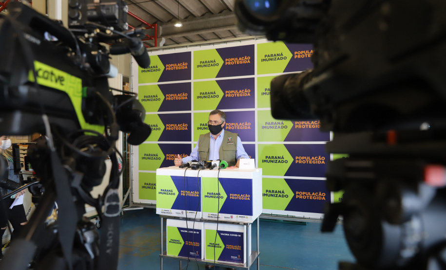 Coletiva Cemepar O secretário de Estado da Saúde, Beto Preto, atende a imprensa nesta terça-feira (18) no Centro de Medicamentos do Paraná (Cemepar) para falar sobre a vacinação contra a Covid-19. Foto: Geraldo Bubniak/AEN