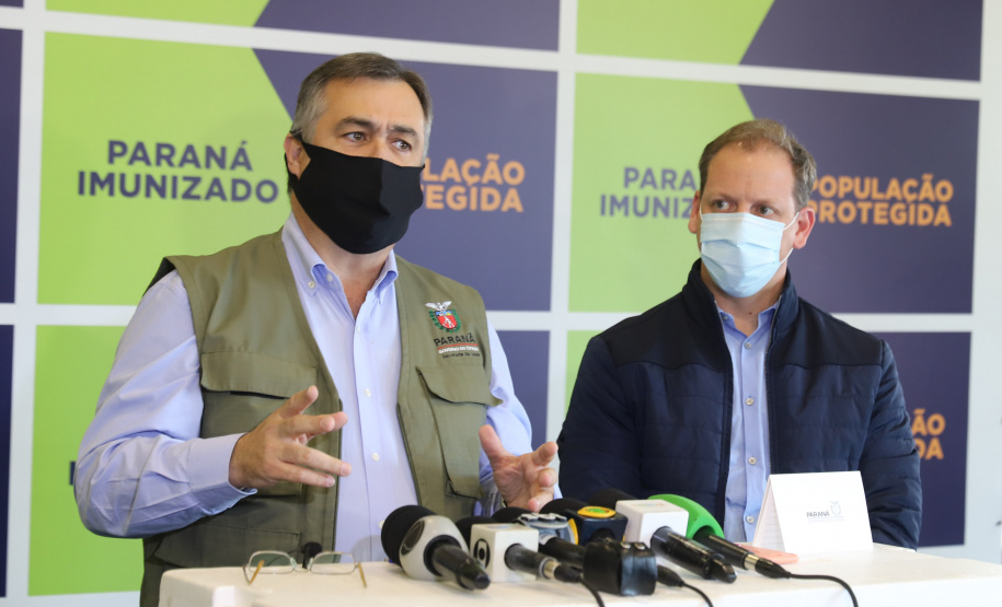 Coletiva Cemepar O secretário de Estado da Saúde, Beto Preto, atende a imprensa nesta terça-feira (18) no Centro de Medicamentos do Paraná (Cemepar) para falar sobre a vacinação contra a Covid-19. Foto: Geraldo Bubniak/AEN