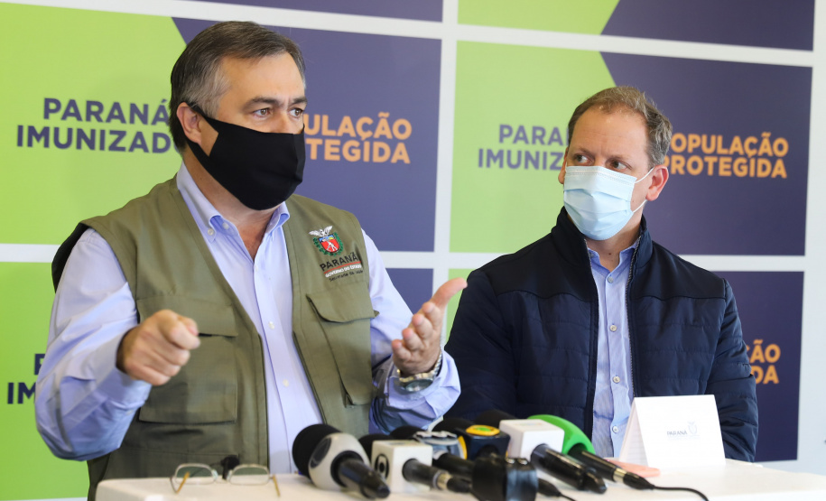Coletiva Cemepar O secretário de Estado da Saúde, Beto Preto, atende a imprensa nesta terça-feira (18) no Centro de Medicamentos do Paraná (Cemepar) para falar sobre a vacinação contra a Covid-19. Foto: Geraldo Bubniak/AEN