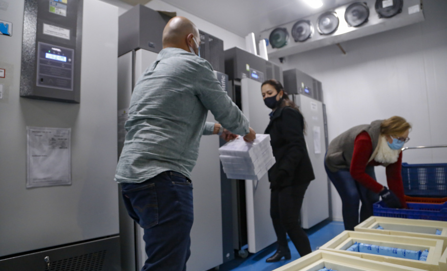 vacinas contra Covid-19 produzidas pela parceria entre Pfizer e BioNTech. O terceiro lote dos imunizantes, que chegou  à Capital nesta terça-feira (18), com mais 39.780 doses
Foto Gilson Abreu/AEN