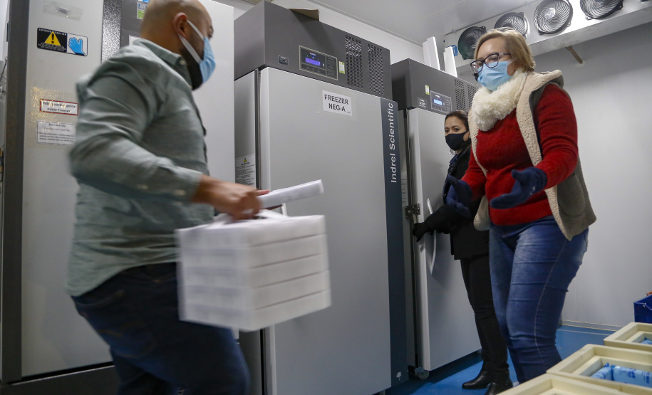 vacinas contra Covid-19 produzidas pela parceria entre Pfizer e BioNTech. O terceiro lote dos imunizantes, que chegou  à Capital nesta terça-feira (18), com mais 39.780 doses
Foto Gilson Abreu/AEN