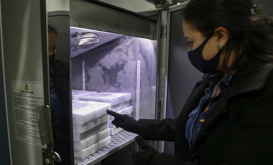 vacinas contra Covid-19 produzidas pela parceria entre Pfizer e BioNTech. O terceiro lote dos imunizantes, que chegou  à Capital nesta terça-feira (18), com mais 39.780 doses
Foto Gilson Abreu/AEN